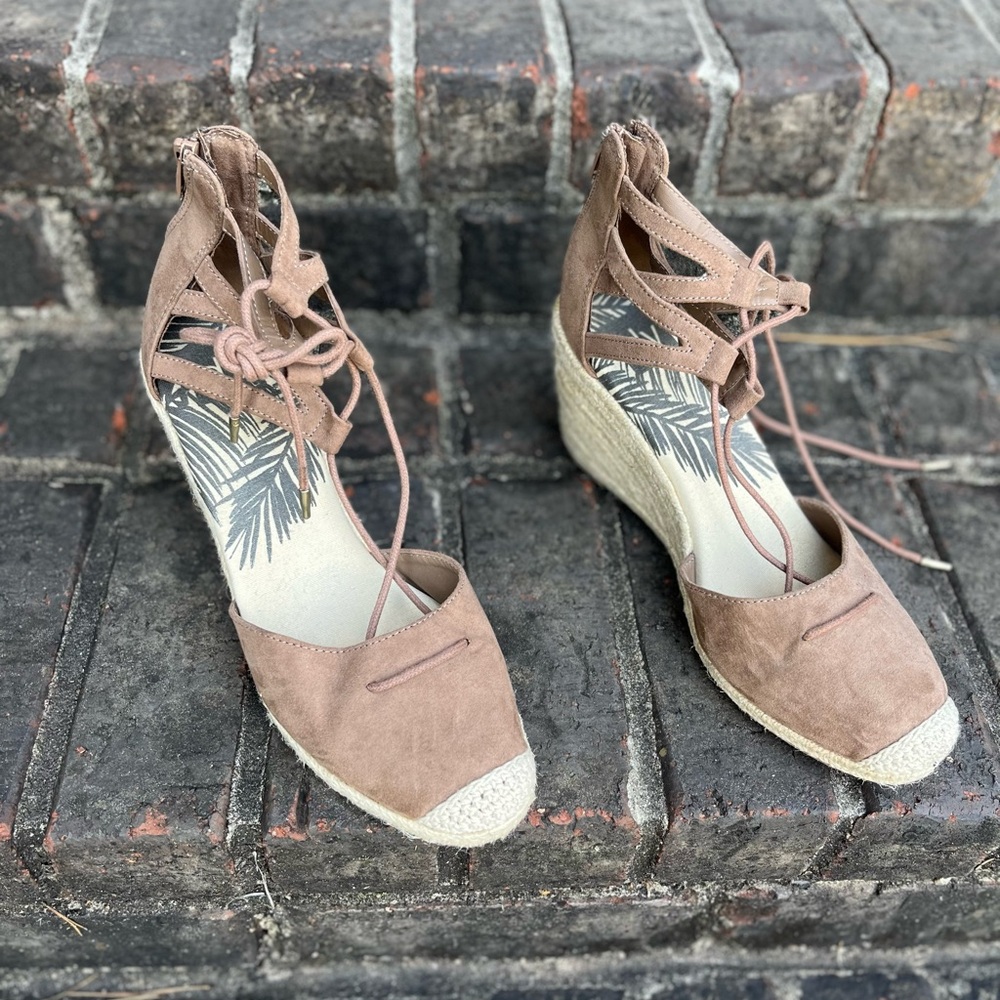 (New)🤎DV by Dolce Vita Tan Espadrille Wedges with Lace-Up Ankle Strap